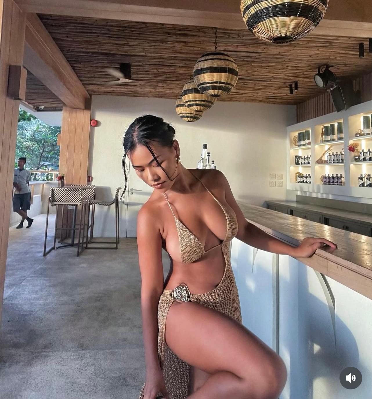 Stay gold with Ariana sexy metallic Maxi dress