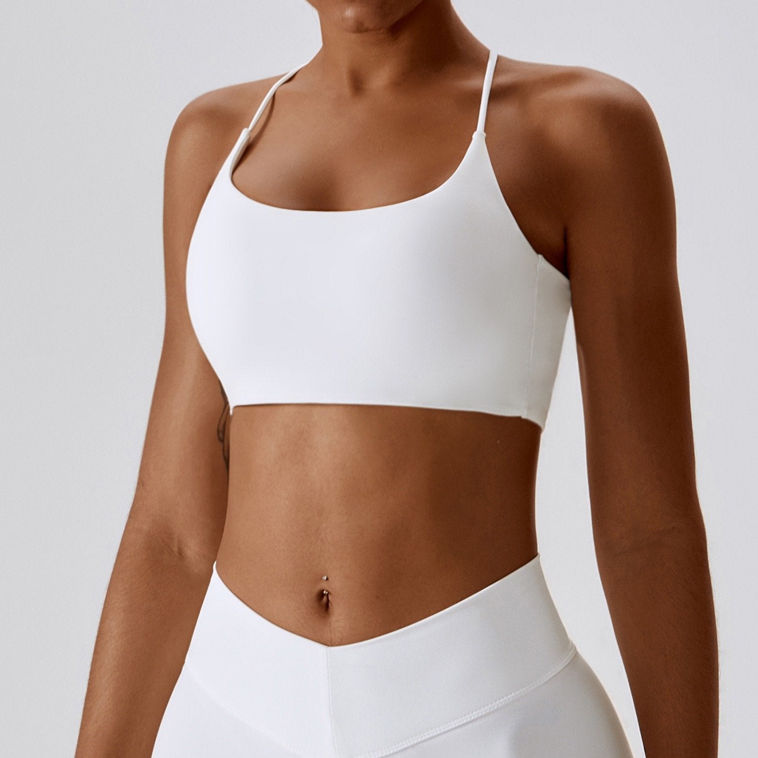 Sports Bra With Crossed Straps On The Back